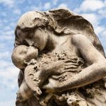 Kinder- und Babybestattung Berlin Engel mit Kind im Arm