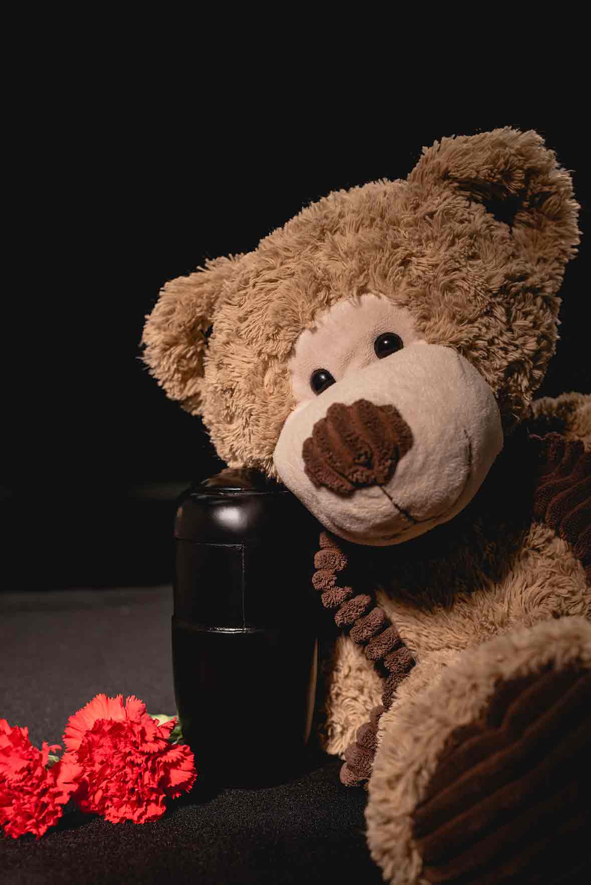 Kinderbestattung Berlin Urne mit Teddybär