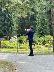 Trompeter aus Berlin auf dem Friedhof